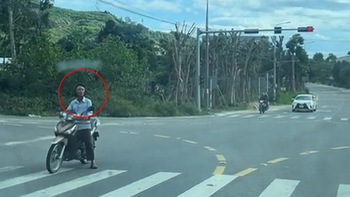 Video hài nhất tuần qua: Dừng xe máy chờ đèn đỏ kiểu ngược đời