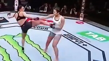 Nữ võ sĩ chơi xấu khi bắt tay bị đối thủ đánh no đòn