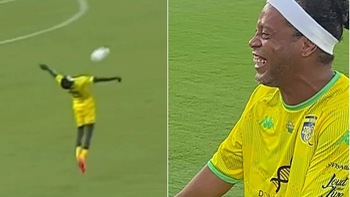 Ronaldinho phì cười với pha đỡ bóng bằng mặt của thánh hài Khabane Lame