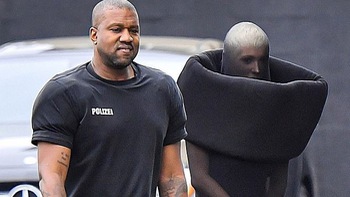 Kanye West và vợ mới gây sốc với thời trang kỳ quặc