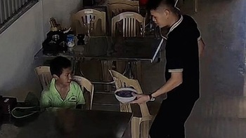 Cậu bé nhặt ve chai được chủ quán tặng tô phở