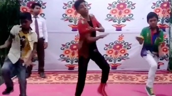 3 chàng trai Ấn Độ nhảy vũ điệu 'chém trái cây'