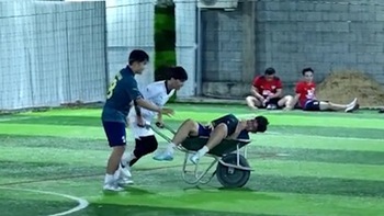 Cầu thủ bị thương được đội ngũ y tế cáng ra sân bằng xe rùa