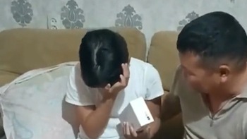 Con gái xúc động khi được bố tặng quà giống anh trai