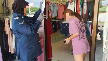 Chủ shop bị phạt vì mặc 'mốt giấu quần'