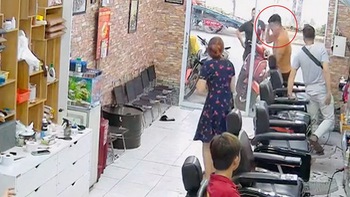Cả tiệm cắt tóc giật mình khi chàng trai cụng đầu vào cửa kính