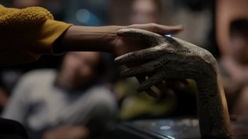 Búp bê Annabelle, bàn tay 'Talk to me' gây ám ảnh fan ruột phim kinh dị