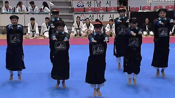 Độc lạ taekwondo: 'Vũ điệu cương thi' đoạt giải nhất quốc tế