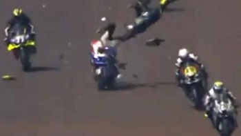 2 tay đua tử nạn vì va chạm kinh hoàng trên đường đua Moto 1000 GP
