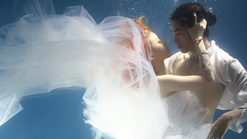 Quang Đăng tung bộ ảnh couple chụp dưới nước đầy nghệ thuật