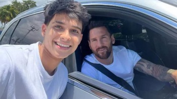 Biểu cảm của thanh niên sau khi được Messi hôn