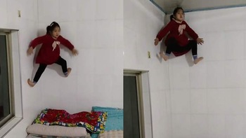 Bé gái leo tường lên trần nhà như Người Nhện