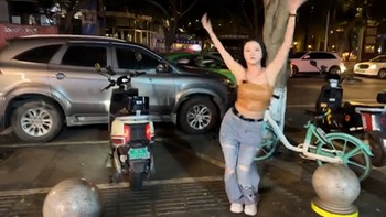 Cô gái nhảy theo tiếng còi báo động xe máy siêu hài hước