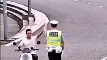 Thanh niên chạy xe máy đánh võng, đập tay chào cảnh sát giao thông khi bị tuýt còi