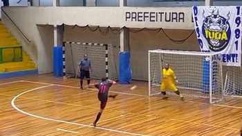 Thủ môn bắt penalty suýt thủng lưới vì chủ quan