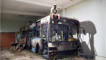 Ảnh vui 22-9: Sự thật bất ngờ ẩn sau chiếc 'xe buýt' mục nát