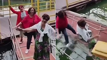 3 người phụ nữ ngã nhào xuống hồ khi tạo dáng trên cầu phao