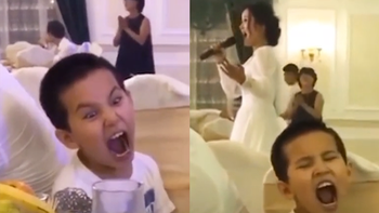 Biểu cảm hài hước của bé trai khi nhại theo mẹ hát opera ở đám cưới