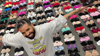 Choáng: Drake ‘flexing’ hàng trăm nội y fan nữ ném lên sân khấu