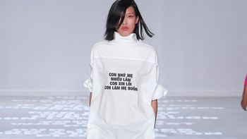 Mẫu nữ Việt mặc áo in chữ 'Con xin lỗi' catwalk tại New York