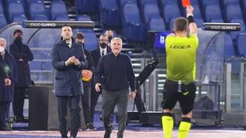 Jose Mourinho rưng rưng nước mắt rời AS Roma sau khi bị sa thải