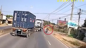 Thanh niên lao xe máy vào vỉa hè vì tài xế container rẽ ẩu