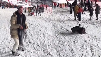 Chàng trai cười khoái chí khi thấy bạn gái ngã trượt trên dốc tuyết