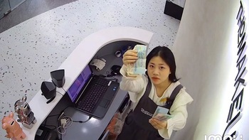 Video hài nhất tuần: Nữ nhân viên trung thực đếm tiền trước camera báo cáo sếp