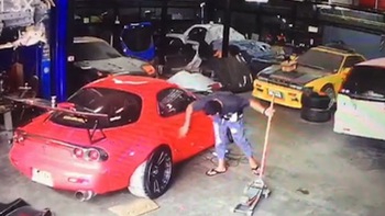 Thợ sửa xe chán không buồn nói khi làm xước xế hộp