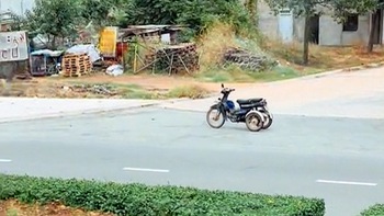 Xe máy bỏ chủ chạy băng băng trên đường gần 1km