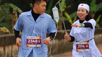 Ảnh vui 30-1: Anh trai mê marathon khiến y tá đuổi theo 'mệt xỉu'