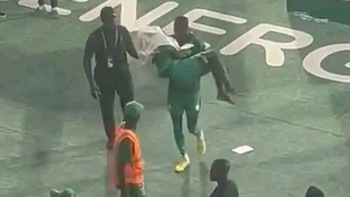 Sao trẻ Senegal khóc ngất, được ẵm về phòng sau thất bại ở AFCON