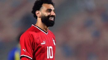 Mohamed Salah đá phạt đền, bóng bật mông thủ môn vào lưới