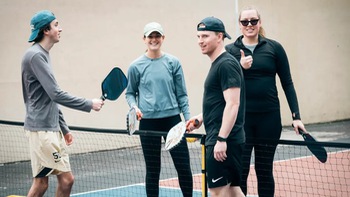 Quên Tinder đi, ra sân pickleball mà kiếm người yêu kìa!