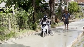 Video hài nhất tuần qua: Nữ ninja lao xe SH vào đường bê tông vừa đổ