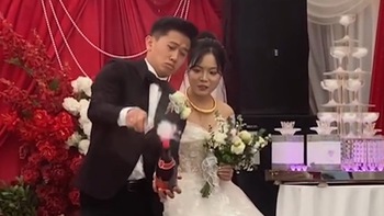 Cười sảng với màn khui rượu champagne của chú rể