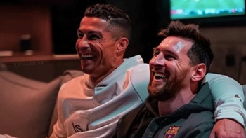 Thực hư bức hình Ronaldo khoác vai Messi 'tình như choco-pai'