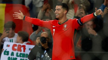 Ronaldo sẽ 'bùng nổ' kênh YouTube riêng với khách mời đặc biệt