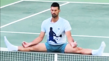 Novak Djokovic gây sốt khi ngồi thiền ngay trên sân quần vợt