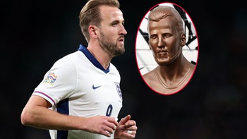 Bức tượng ‘xấu xí’ của Harry Kane được trưng bày sau 5 năm xếp xó