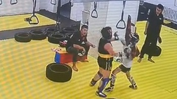 Cười sảng với tuyệt chiêu Kickboxing của bé trai