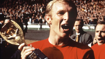 Áo đấu 30 tỉ đồng của Bobby Moore lộ diện sau 30 năm mất tích