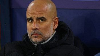 HLV Guardiola của Man City tự cào mặt mình vì tức học trò gây sốc