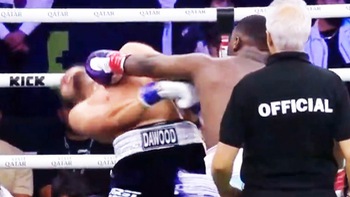 Võ sĩ quyền anh knock-out đối thủ dù đấm không trúng