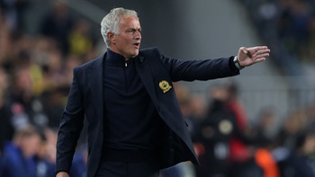 HLV Mourinho bị phạt vì nói bóng đá Thổ Nhĩ Kỳ 'có mùi khó chịu'