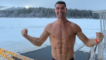 Cristiano Ronaldo tắm hồ băng giá gần Bắc Cực đón Giáng sinh