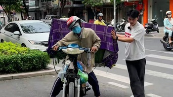 Chàng trai ủng hộ người đàn ông tàn tật bán rau ở Sài Gòn