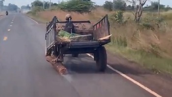 Máy cày mất bánh vẫn chạy băng băng trên đường