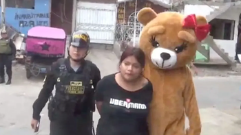 Gấu Teddy 'siêu to khổng lồ' bắt tội phạm ma túy ngày Valentine