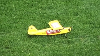 Trận đấu bị tạm dừng vì máy bay điều khiển đáp giữa sân